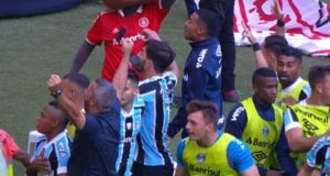 Lucas Silva, do Grêmio, é atingido por celular em comemoração de gol