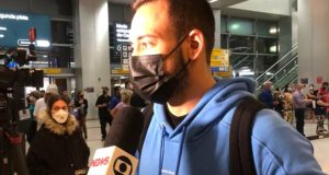 Maycon desembarca em São Paulo após fugir da guerra na Ucrânia