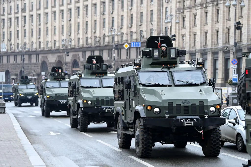 Tanques militares na Ucrânia; Putin vê avanços nas negociações