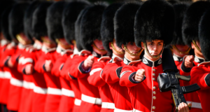Jovem é preso na Inglaterra ao desertar da Guarda Real para lutar na Ucrânia