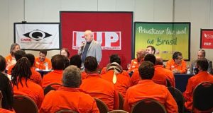 O ex-presidente Lula discursando em evento realizado pela Federação Única dos Petroleiros.
