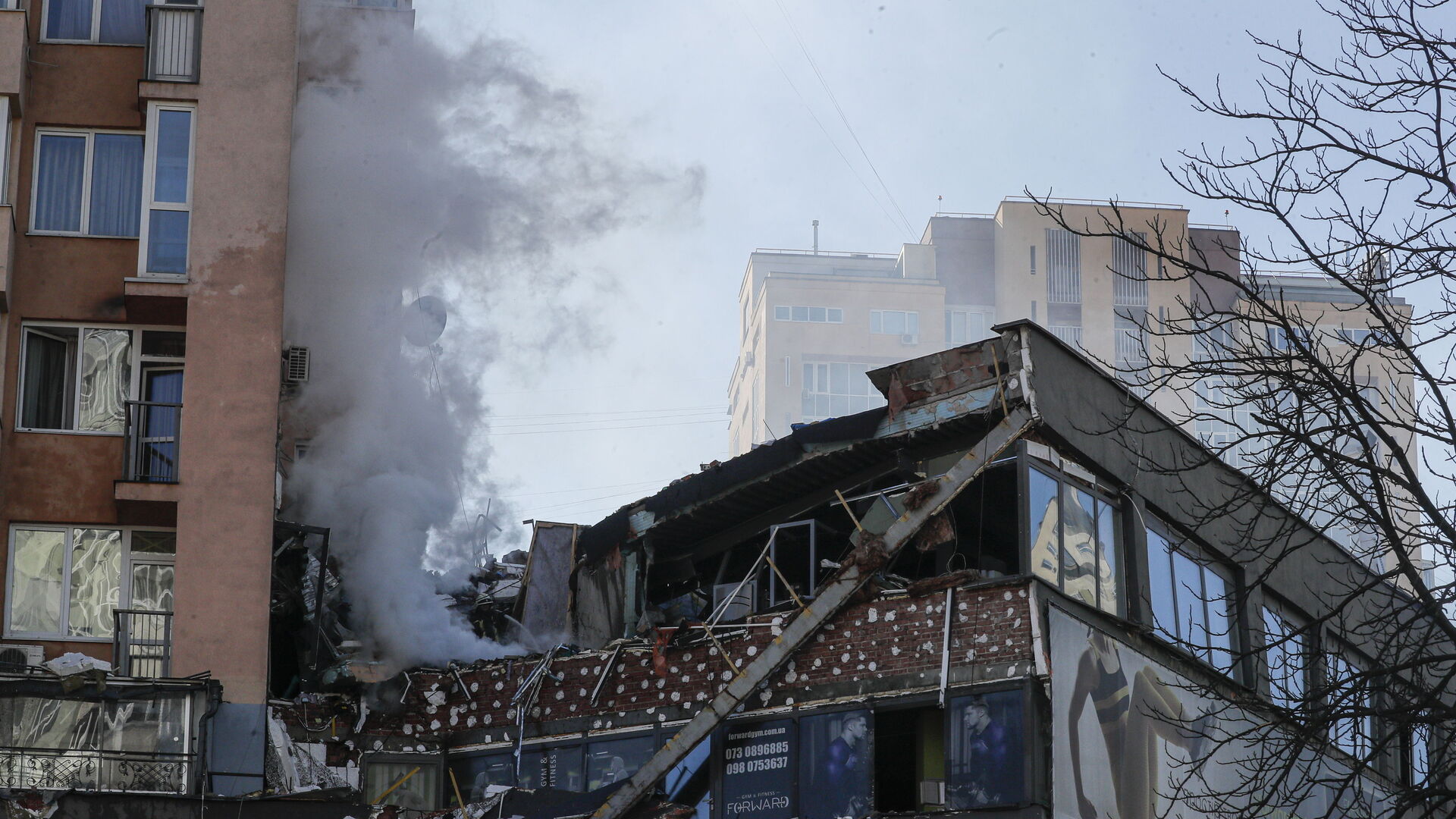 Destruição de cidades Ucranianas já deixa ao menos 136 mortos. Escombros de edifício ucraniano.