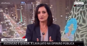 A jornalista Mônica Waldvogel durante seu comentário na Globo News. Abaixo dela aparece a legenda: Ascensão e queda: A Lava-Jato na opinião pública.