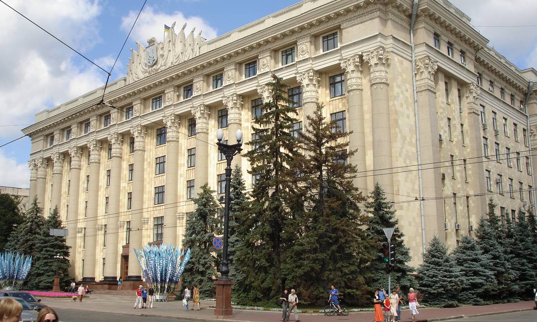 Sede do governo no centro de Kharkiv antes de atingido por míssil russo