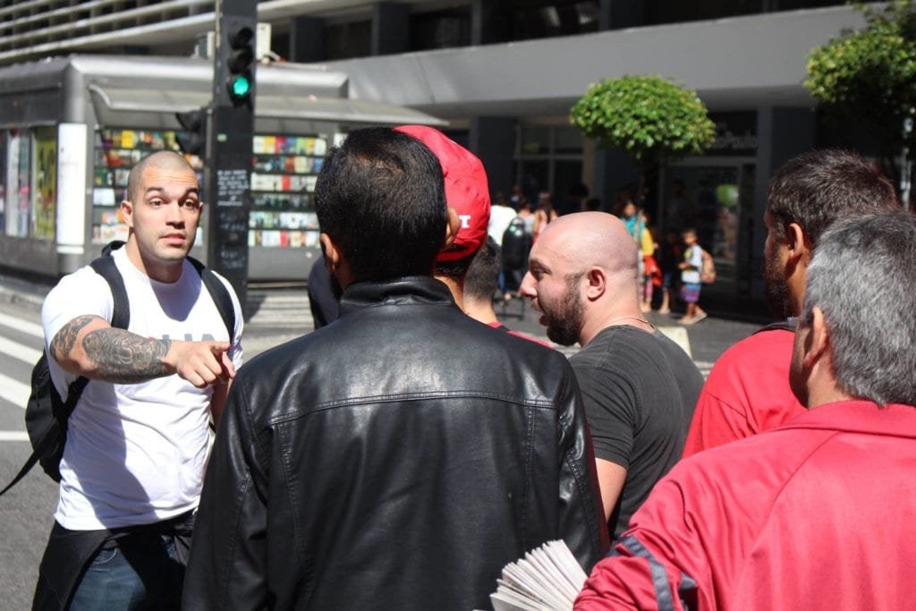 Militantes do MBL e PCO