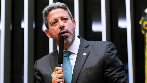 Presidente da Câmara dos Deputados, Arthur Lira, falando no microfone da Câmara.