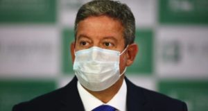 Lira copia Bolsonaro e faz pressão na Petrobras