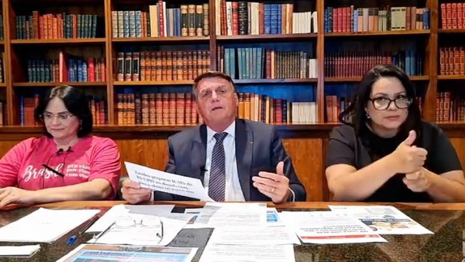 Bolsonaro diz que coloca "a cara no fogo" por Milton Ribeiro