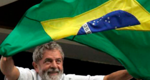 Ex-presidente Lula com bandeira do Brasil