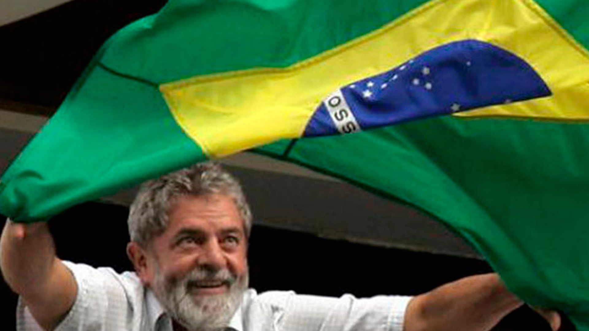 Ex-presidente Lula com bandeira do Brasil