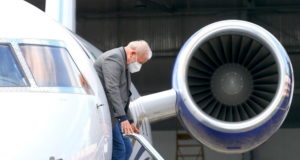 Lula descendo de avião