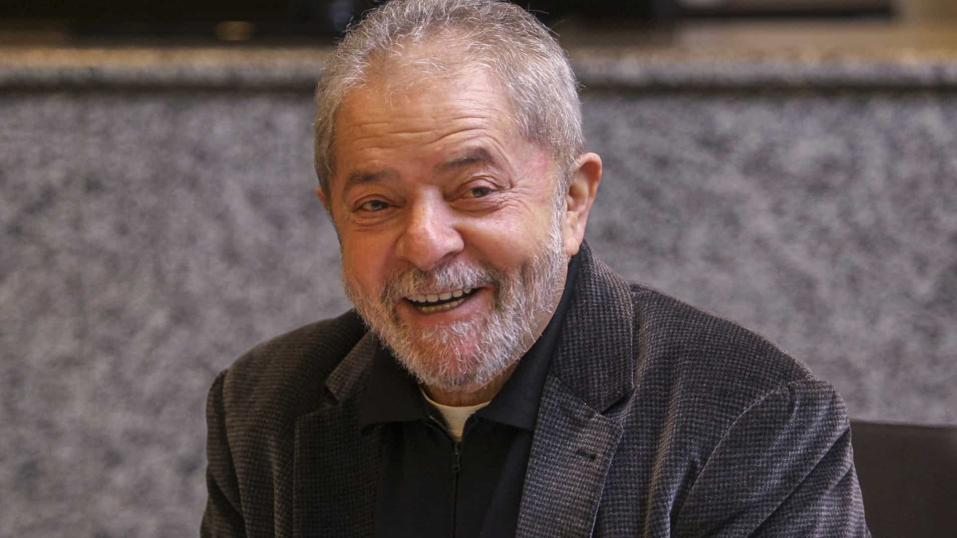 Foto de Lula sorrindo.