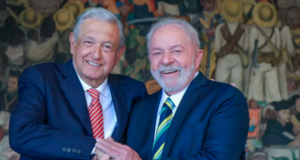 Ex-presidente Lula ao lado de André Manuel López Obrador, presidente do México