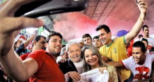 Lula com eleitores jovens
