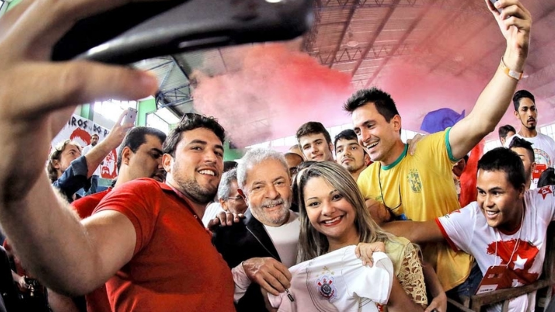 Lula com eleitores jovens