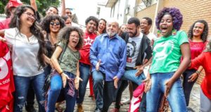 Lula dá "sarrada" com militantes jovens