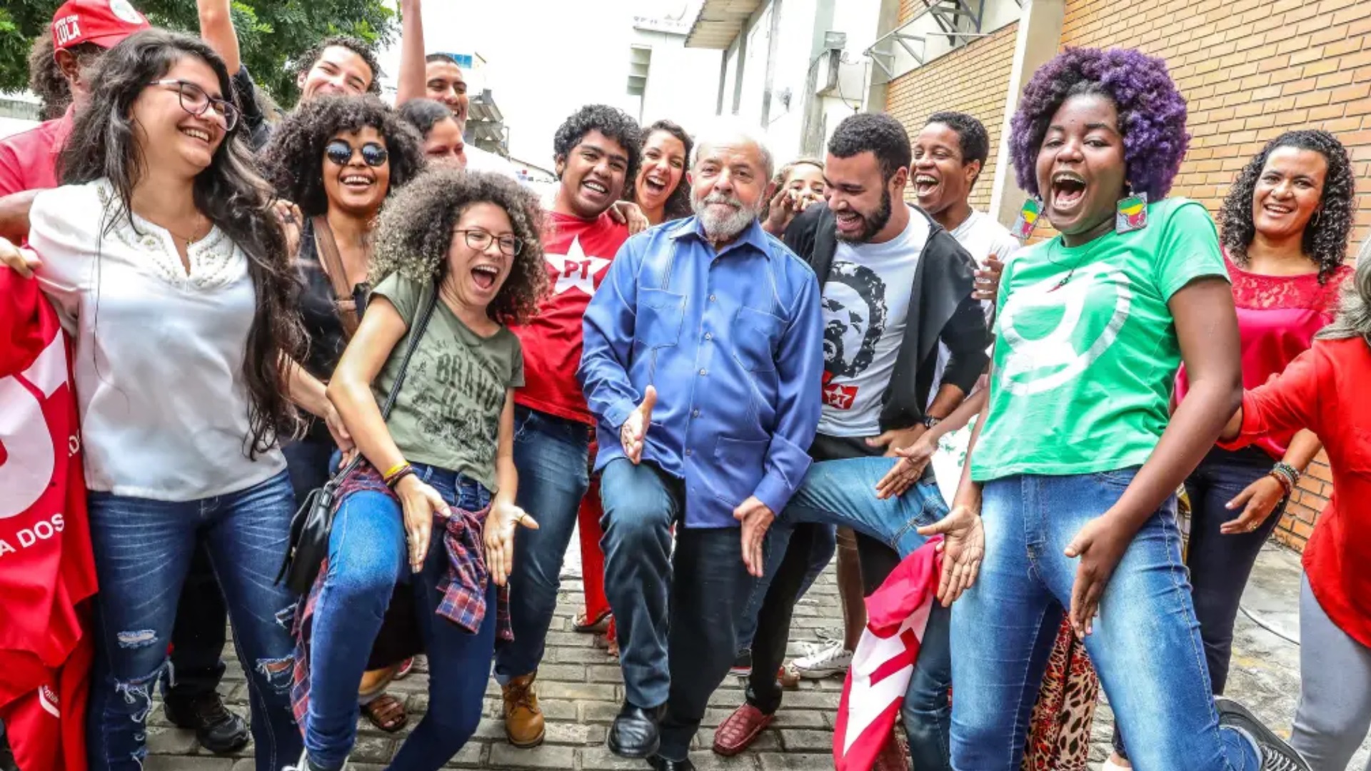 Lula dá "sarrada" com militantes jovens