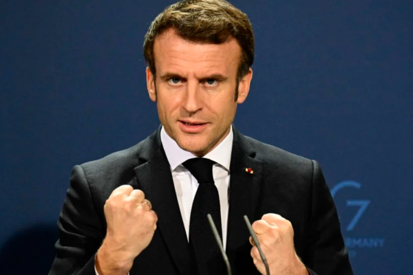 Na França, homem esfaqueia padre e freira e pede morte de Macron