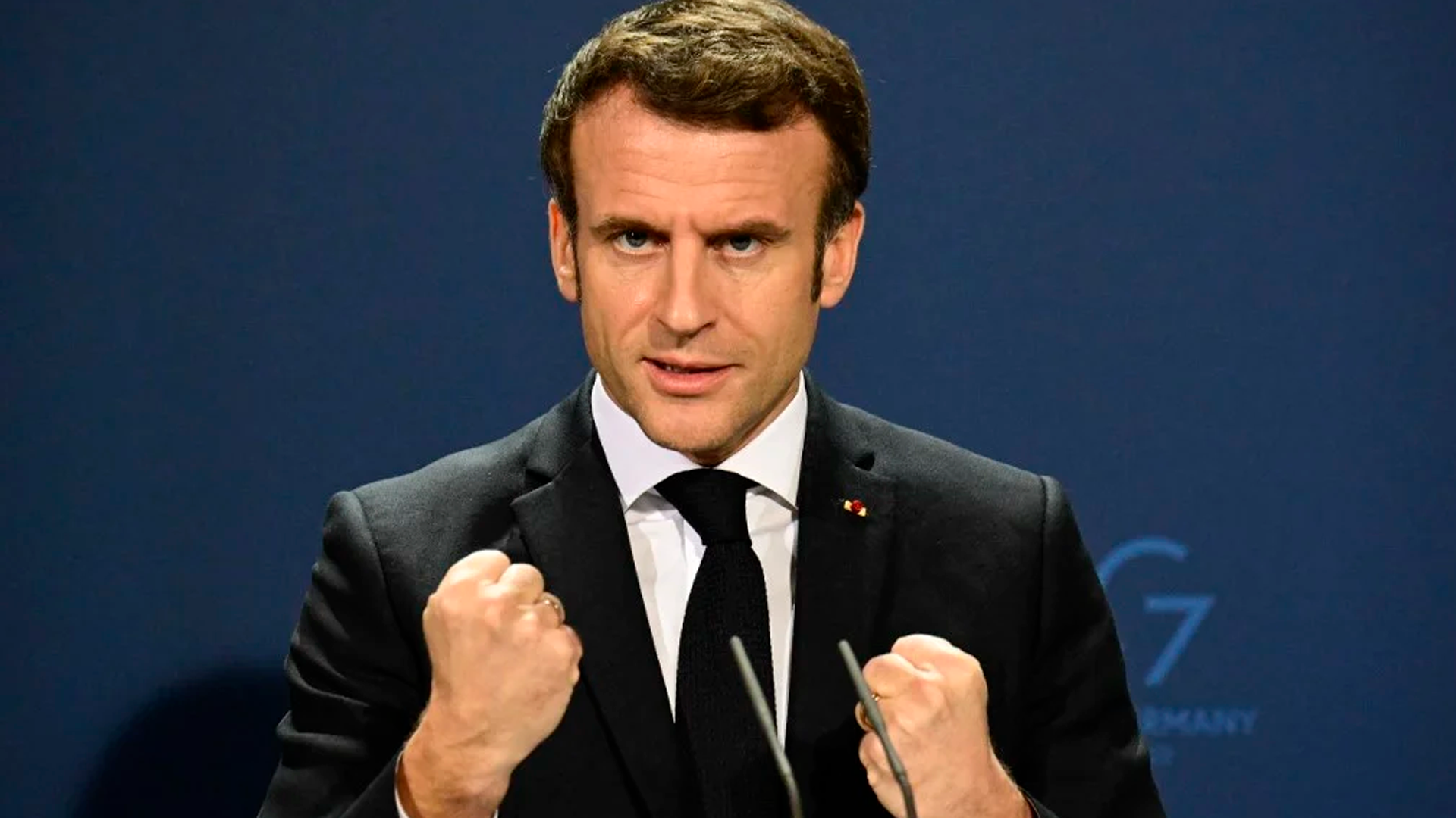 Emmanuel Macron cerra os punhos lado a lado em posição de força