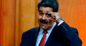 Presidente venezuelano abre um dos olhos com a mão em gesto para câmeras