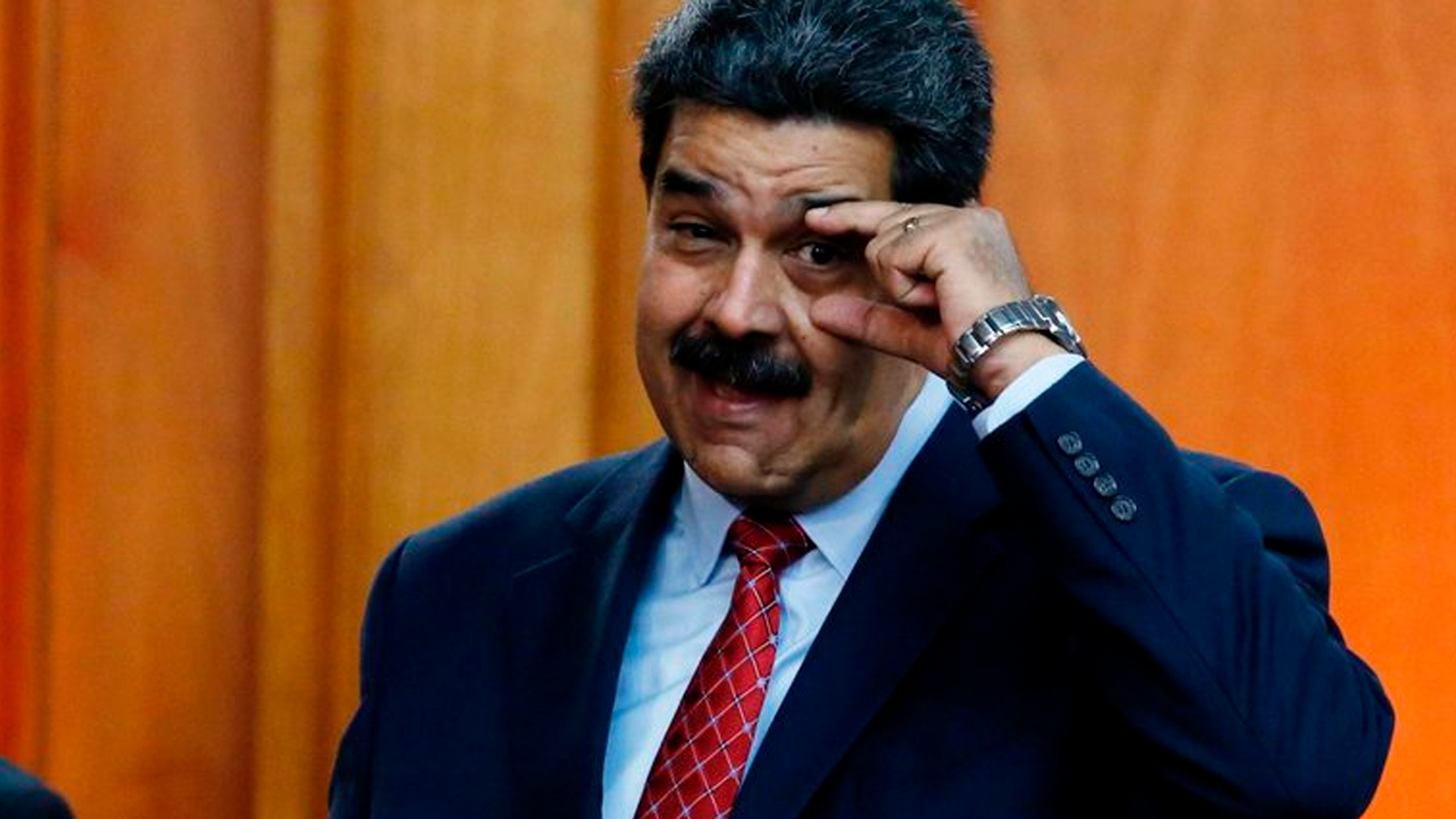 Presidente da Venezuela abre um dos olhos com a mão em gesto para câmeras