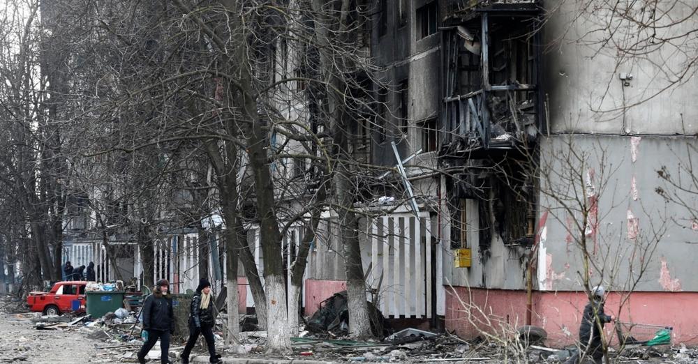 Escola de Mariupol bombardeada