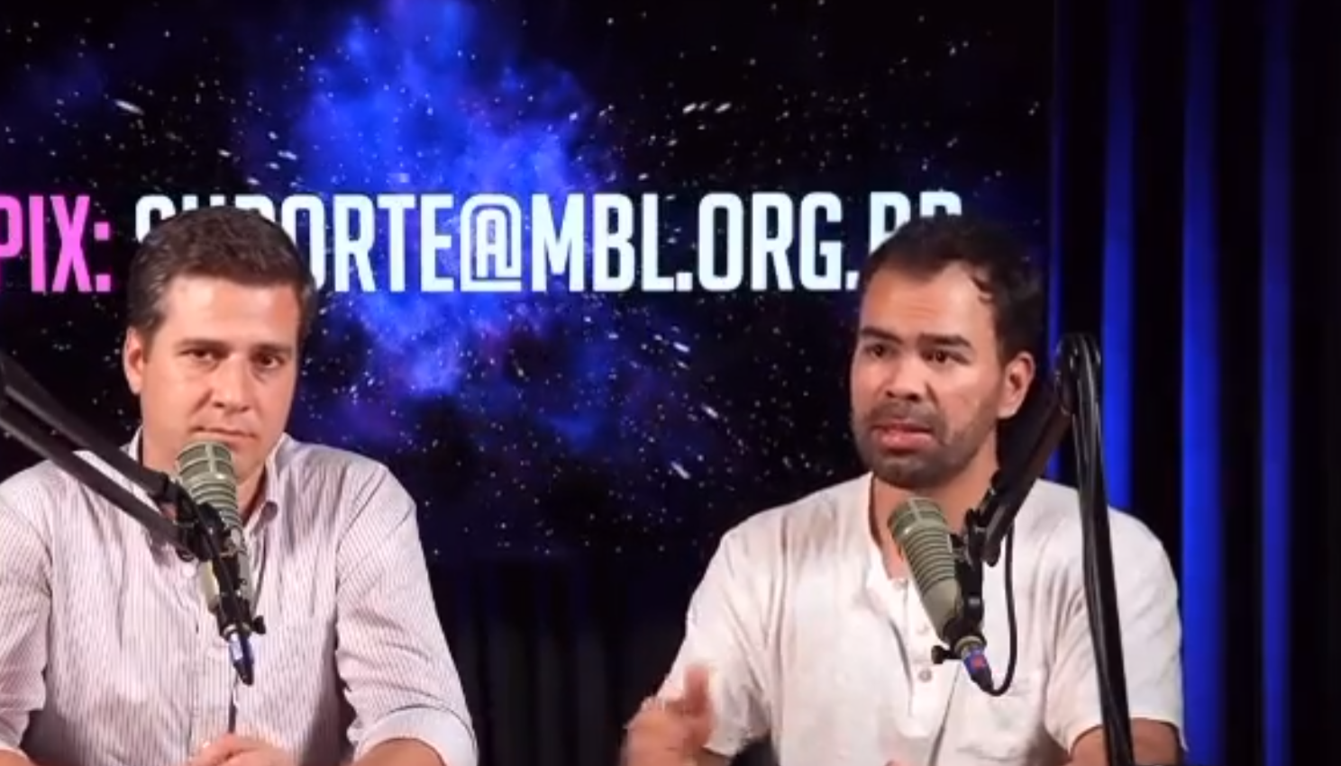 Dois integrantes do MBL em uma transmissão. Os dois estão sentados, com microfones à frente e com a chave pix do movimento aparecendo no fundo.