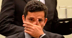 Sérgio Moro põe a mão sobre o rosto