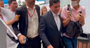 Sergio Moro escoltado por seguranças e assessores