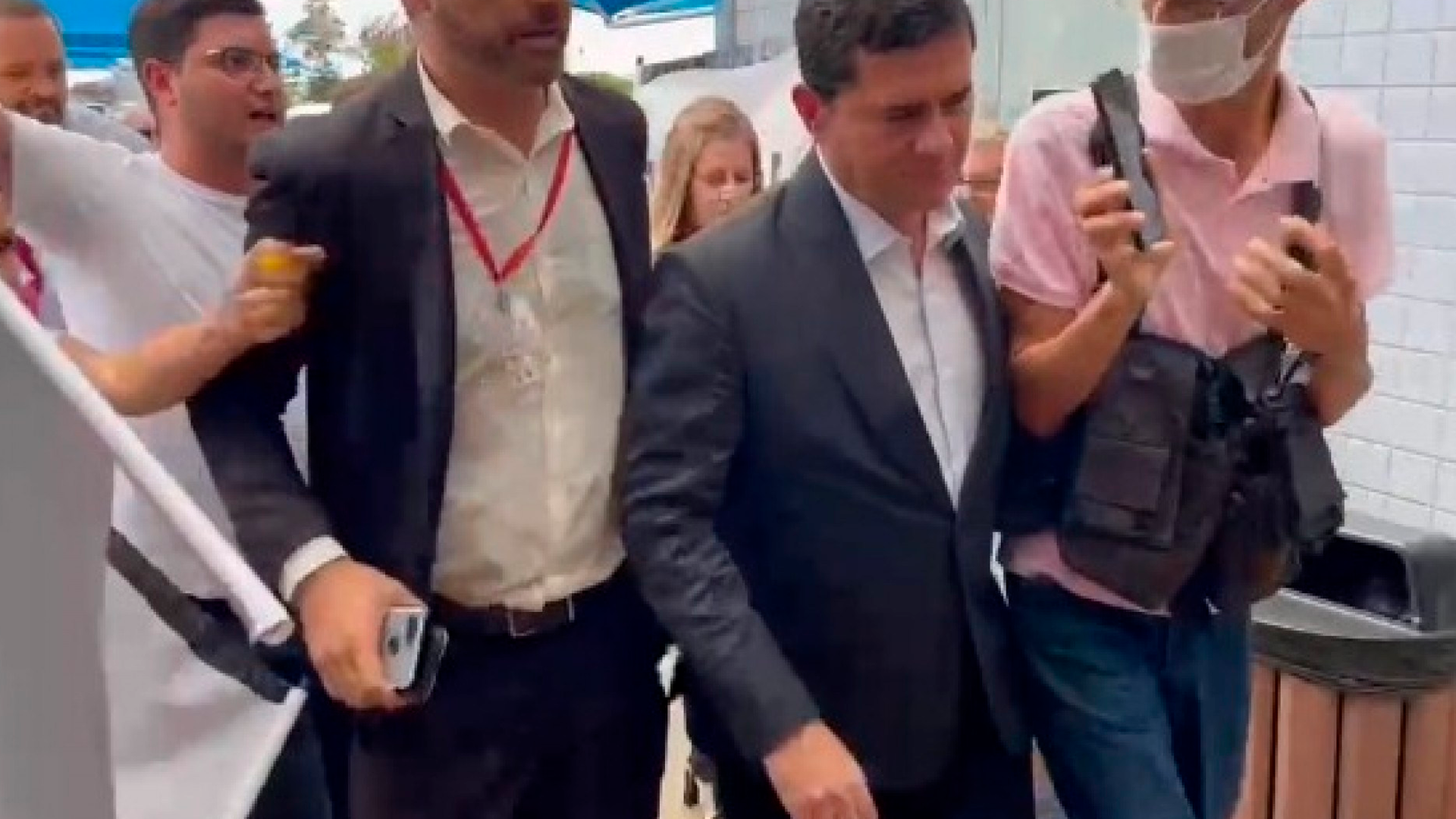 Sergio Moro escoltado por seguranças e assessores