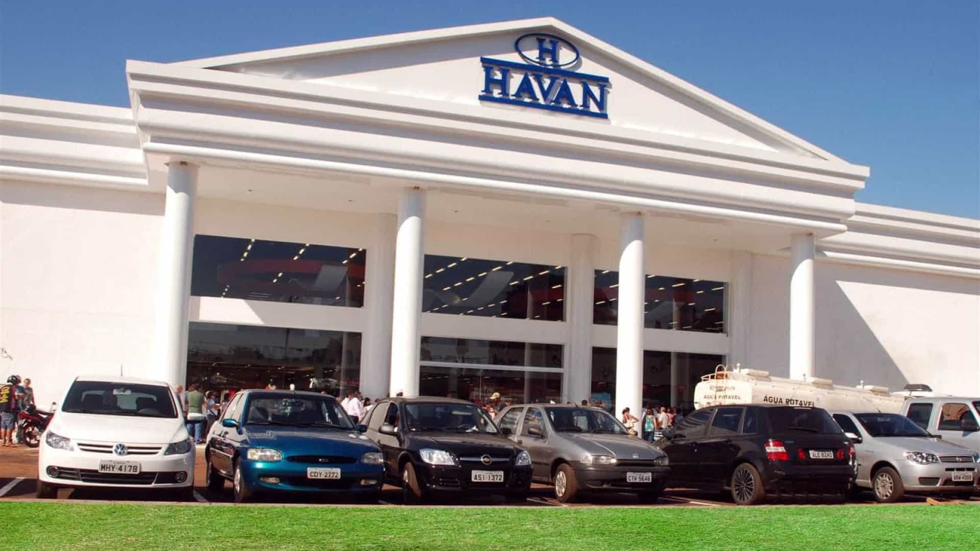 Funcionários da Havan que não tomaram a vacina contra a Covid estão proibidos de trabalhar, determina a Justiça. Foto da fachada da Havan, um prédio branco com letreiro azul. 