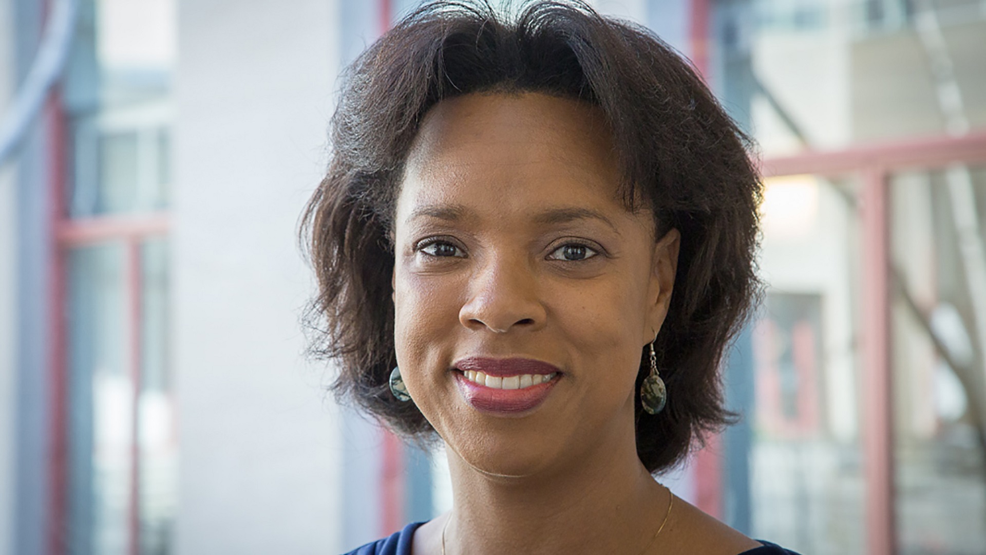 Nilma Dominique, premiada com o MIT, sorrindo em foto