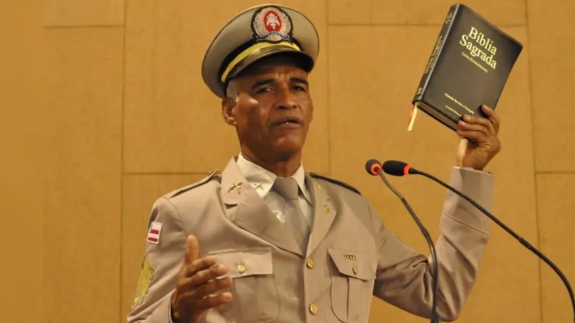 Pastor Isidório com Bíblia