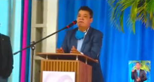 O pastor Arilton Moura falando no microfone.