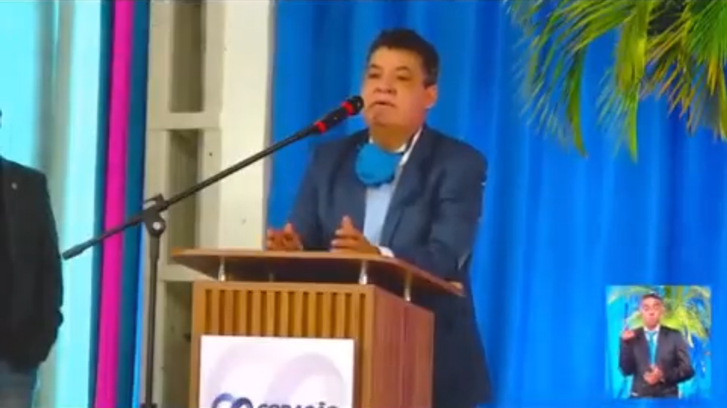 O pastor Arilton Moura falando no microfone.