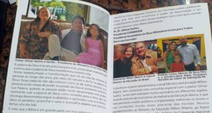 Bíblia com foto dos pastores e de Milton Ribeiro