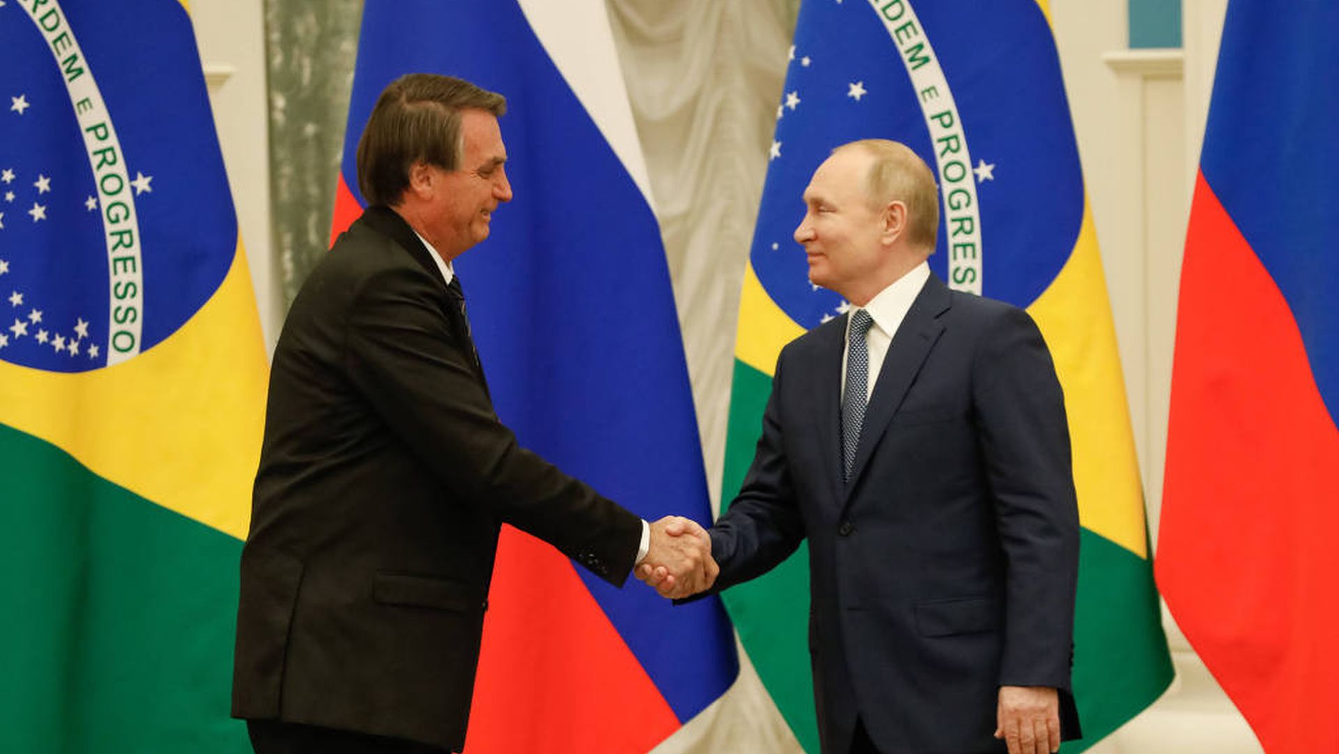Bolsonaro cumprimenta Putin após reunião no Grande Palácio do Kremlin