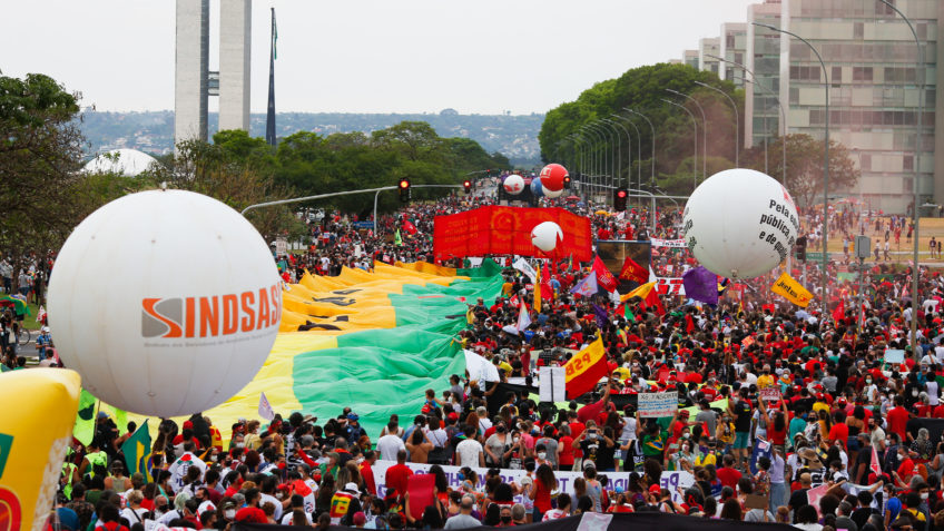 Manifestantes durante protesto na Esplanada dos Ministérios contra o governo de Jair Bolsonaro.; Eleição acontece em outubro