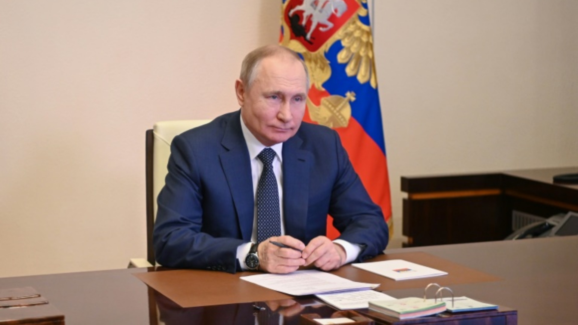 Vladimir Putin, presidente da Rússia, sentado numa mesa