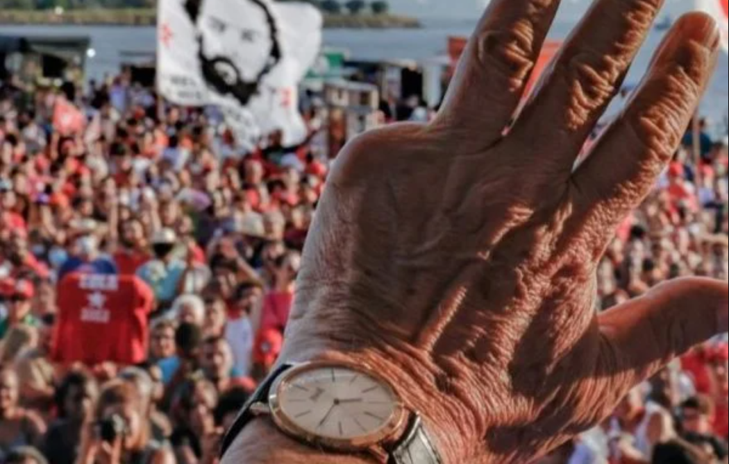 Foto da mão de Lula mostrando os quatro dedos com o relógio 