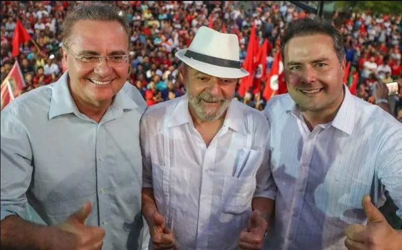 Renan Calheiros, Lula e Renan Filho posando para a foto em comício.