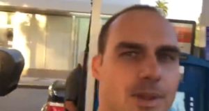 Internautas lembram de VÍDEO de Eduardo Bolsonaro reclamando da gasolina a R$ 2,50