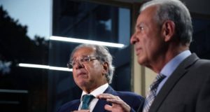 O ministro da Economia, Paulo Guedes, com o ministro de Minas e Energia, Bento Albuquerque