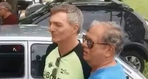 Renato Bolsonaro, um os irmãos do presidente eleito, conversou com simpatizantes na Granja do Torto