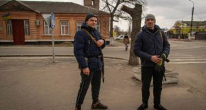 Civis de milícias improvisadas tentam proteger a cidade de Kozelets, no entorno da capital da Ucrânia