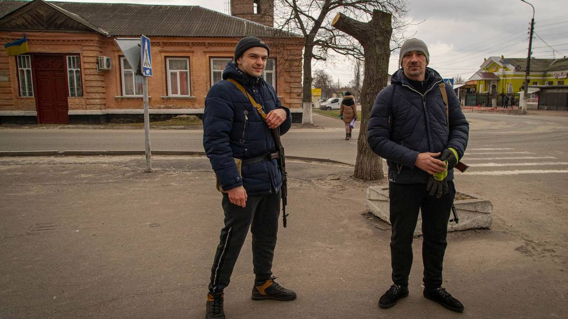 Civis de milícias improvisadas tentam proteger a cidade de Kozelets, no entorno da capital da Ucrânia 