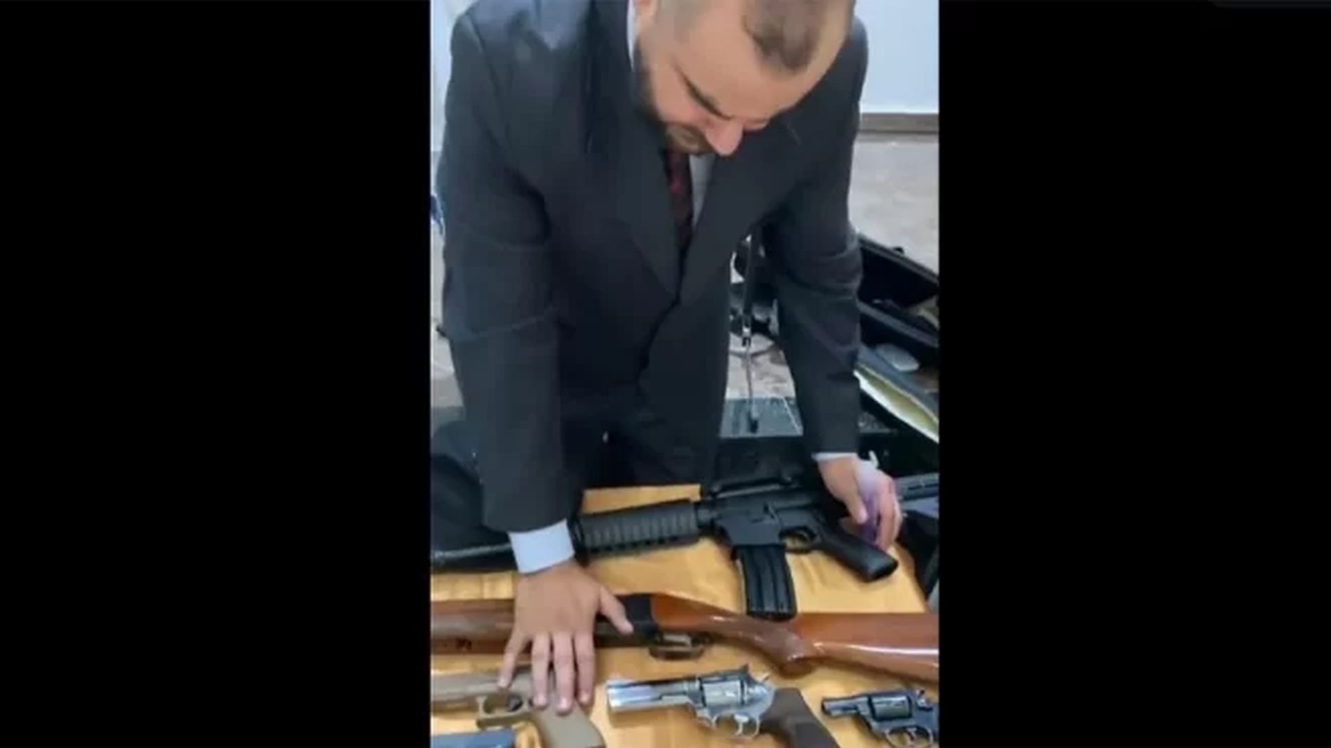 Pastor "abençoa" armas de policiais após culto: "Vão proteger a população"
