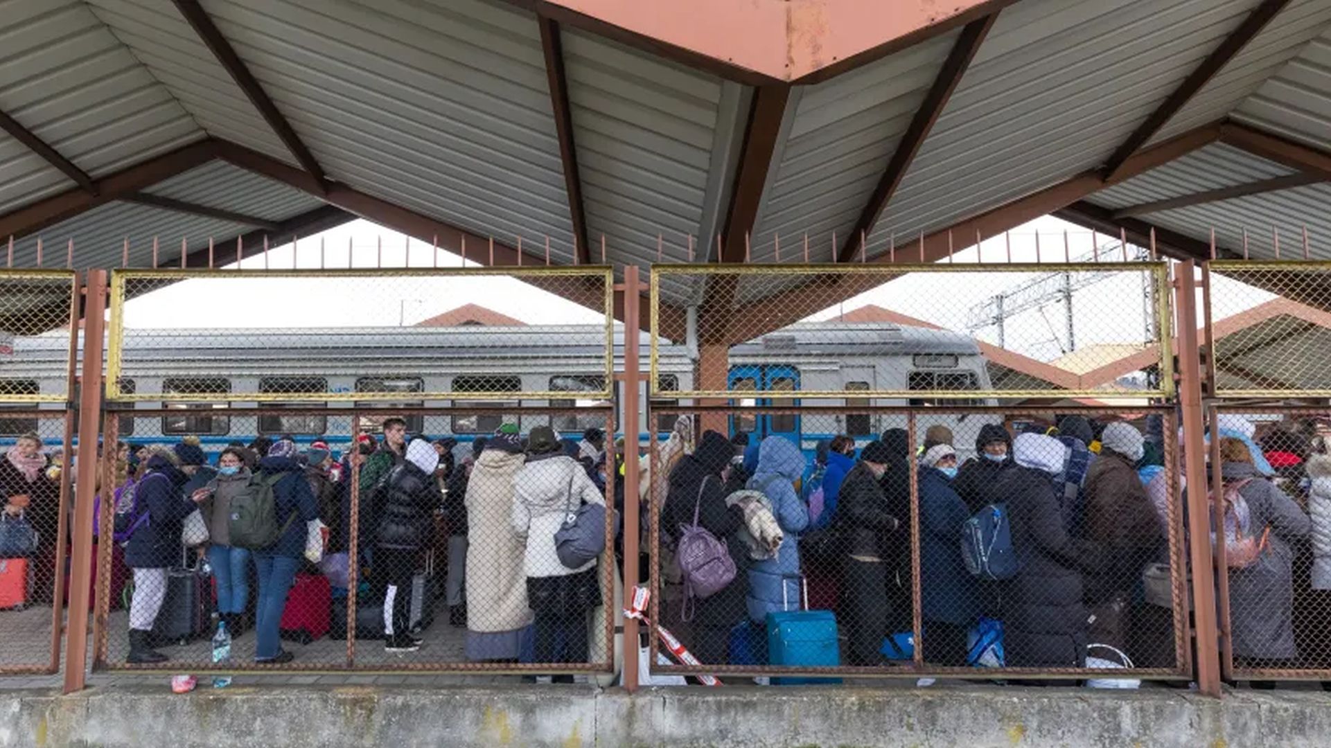 Estação de trem na Polônia registra alto fluxo de refugiados vindos da Ucrânia