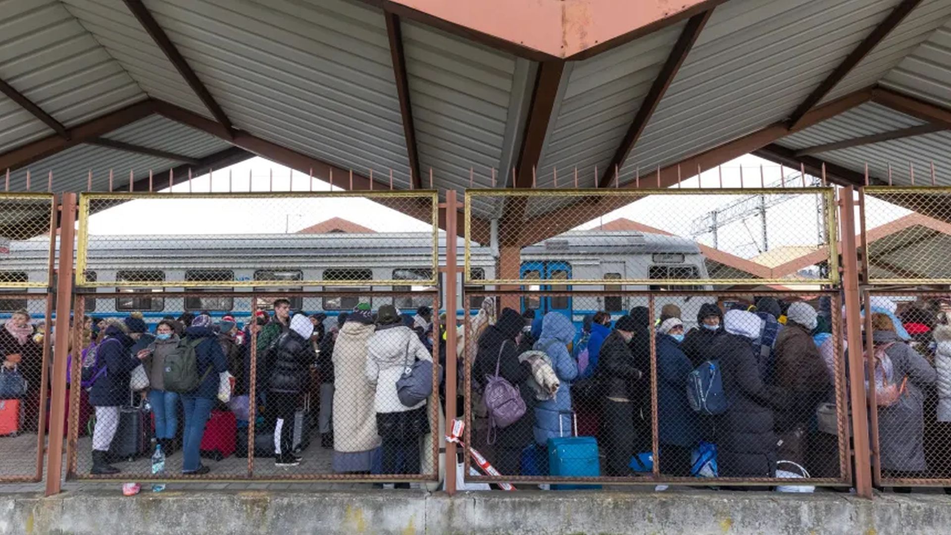 Estação de trem na Polônia registra alto fluxo de refugiados vindos da Ucrânia 