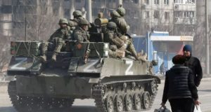 Soldados russos são vistos em blindado na cidade sitiada de Mariupol, na Ucrânia